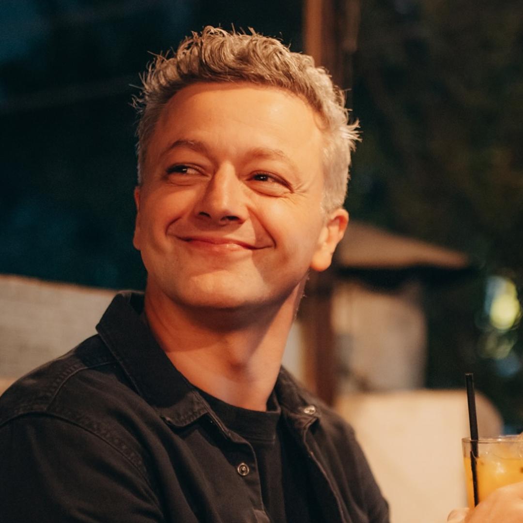 Além dos Holofotes: Lucas Lima e a Magia Oculta das Trilhas Sonoras que Elevam Nossas Séries Favoritas