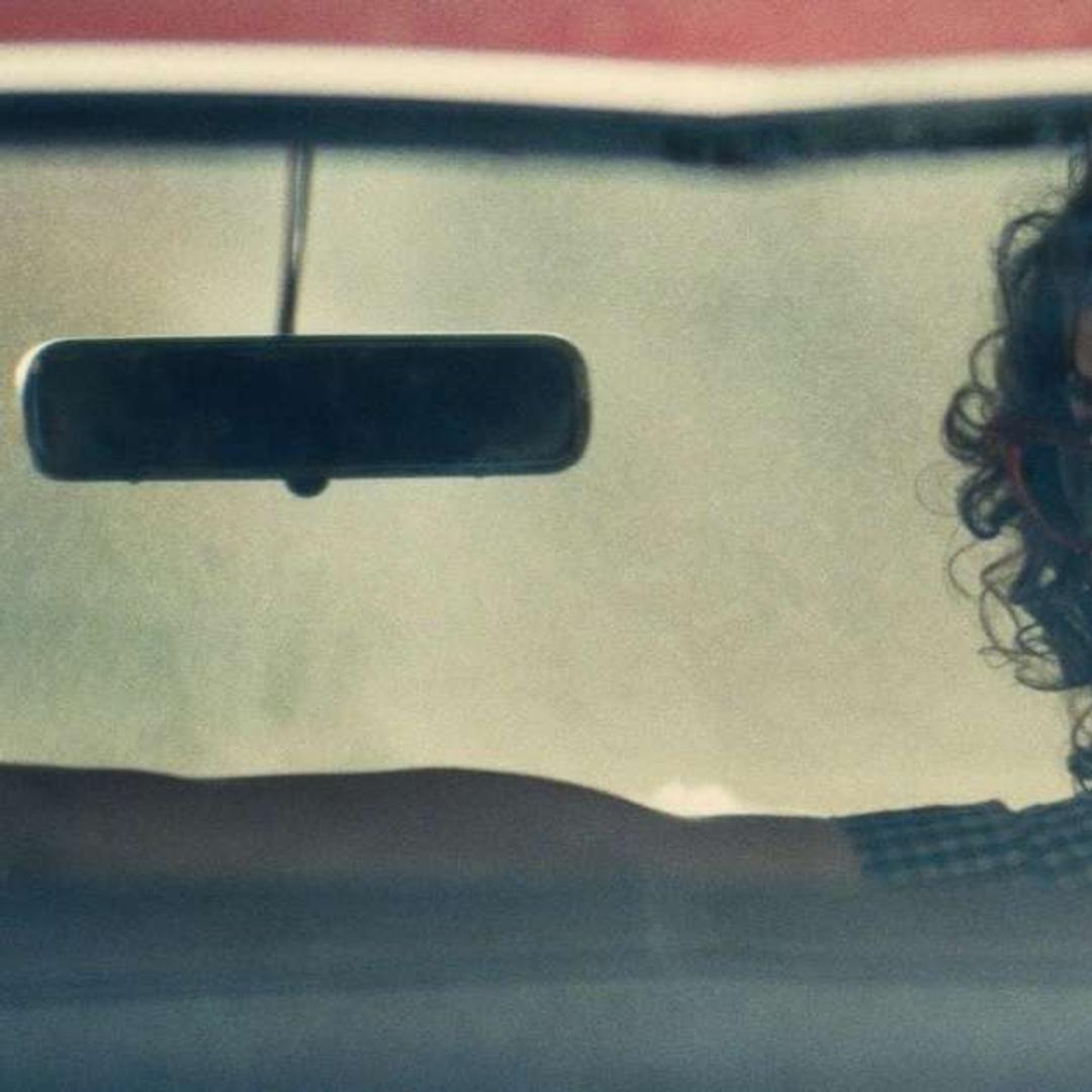 Odessa A'zion: A Nova Estrela Que Flerta com a Mulher-Maravilha e o DCU em Par com Timothée Chalamet