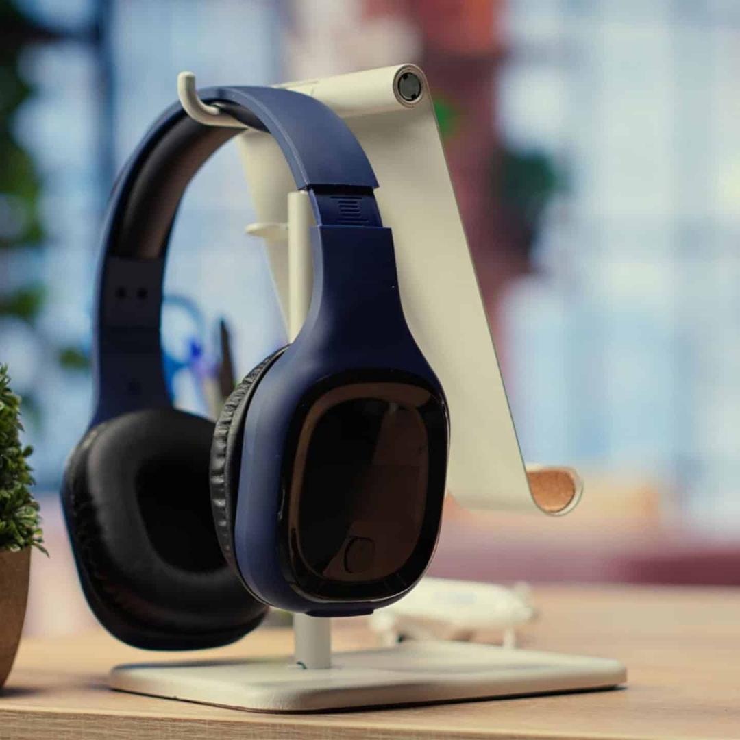 Dê Um Upgrade no Seu Cantinho Gamer: Suportes Indispensáveis para Headphones e Controles