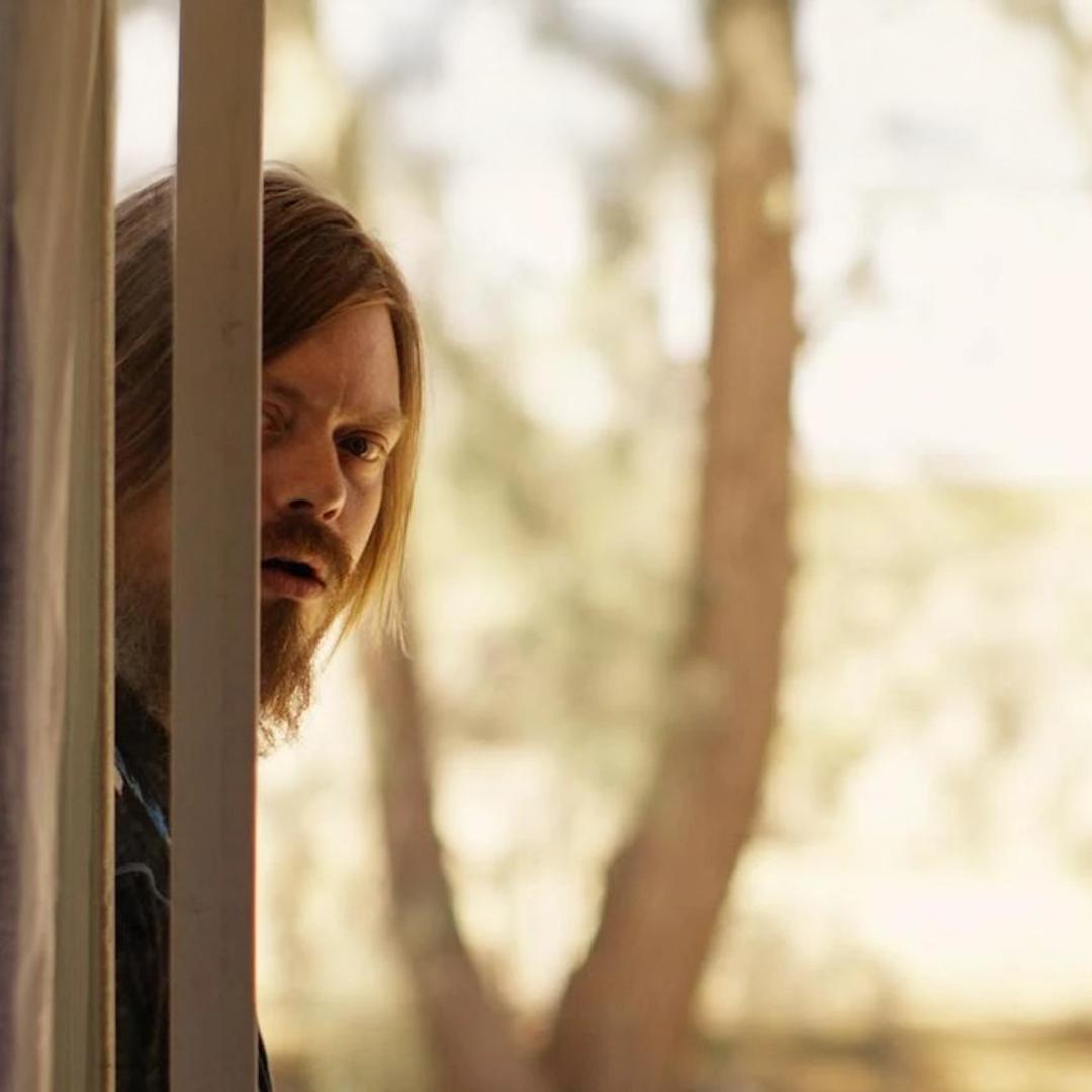 Além do Culto: O Thriller Psicológico na Netflix que Transforma a História de Manson em um Road Movie Perturbador